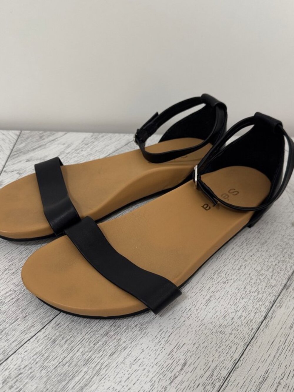Secra | Black High Arch Poppy Sandal in Size US 7.5